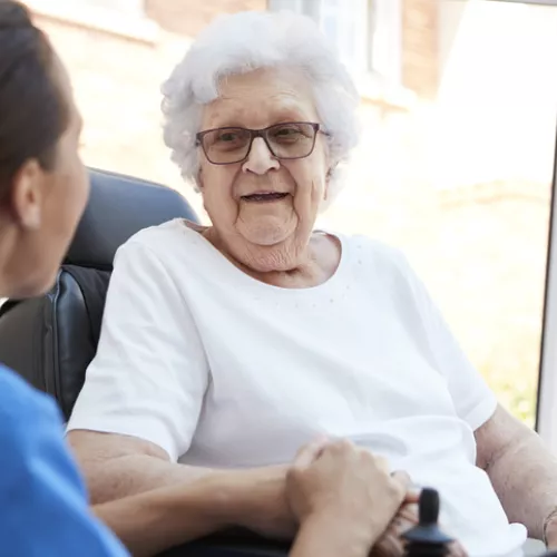 Oudere dame in rolstoel