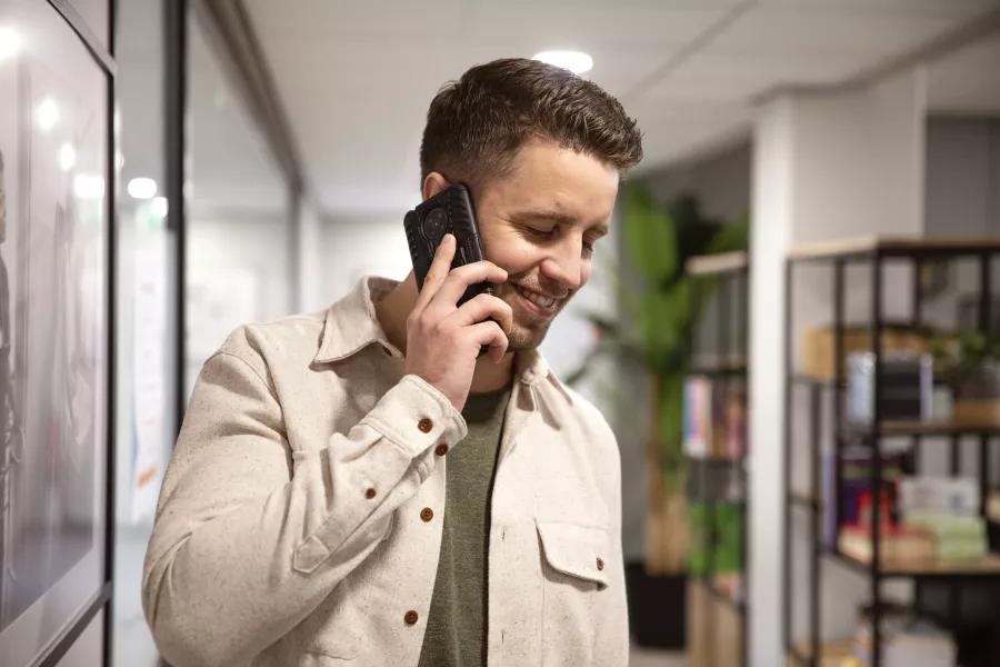 Jongen aan de telefoon