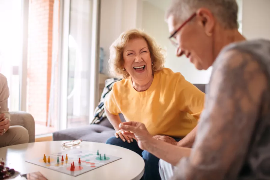 Oudere vrouwen die een bord spelletje spelen